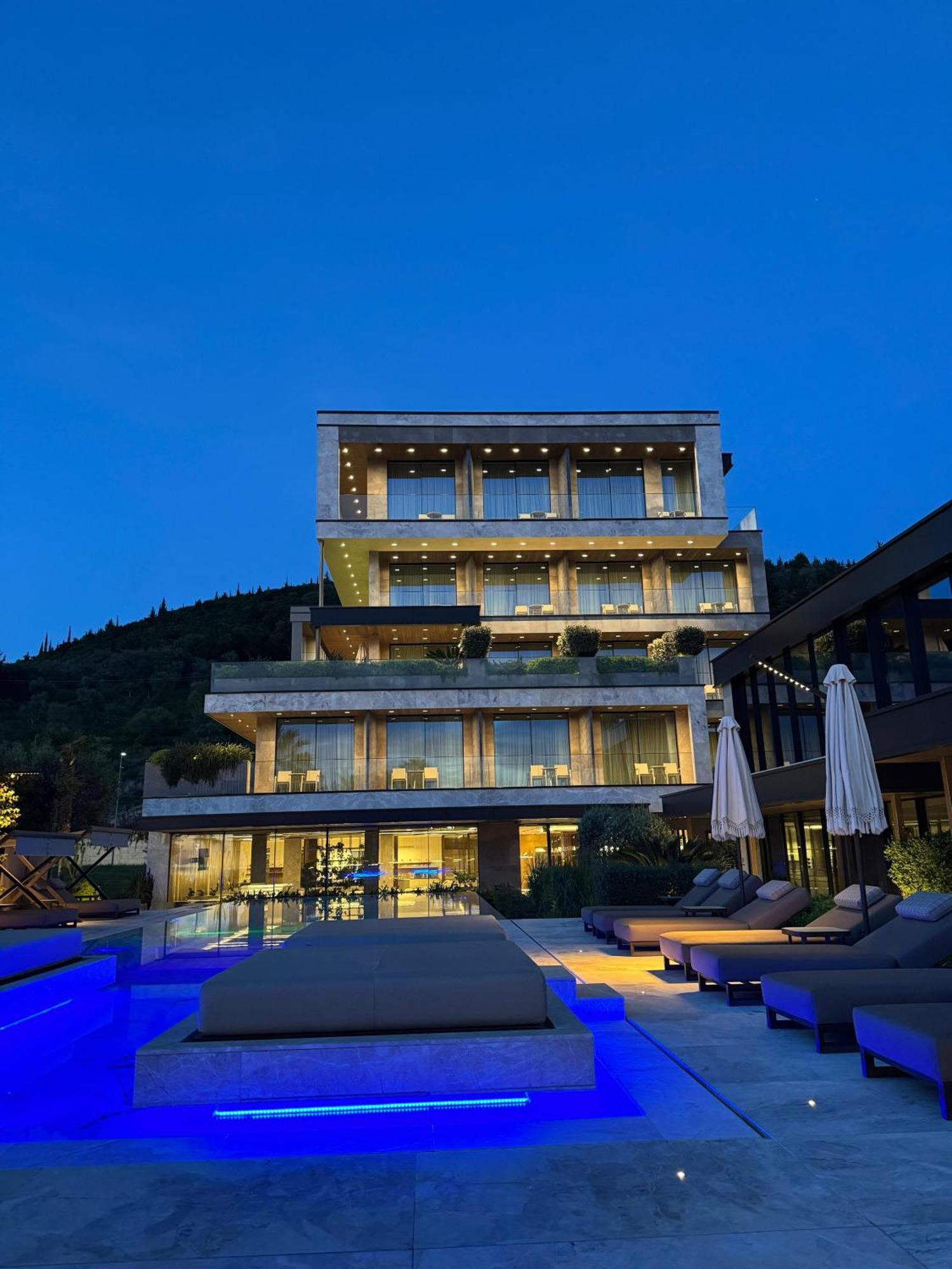 Prado Luxury Himare